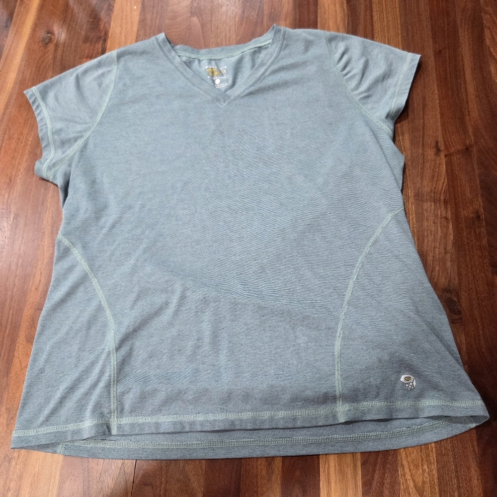 Mountain Hardwear Women's  Green V-Neck Short Sleeve Performance Tee Made In USA